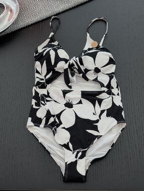New Nip Tuck One Piece Black & White Cut Out Swimsuit Bathing Suit 6 Multi Cup